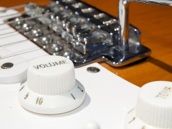 Różnice między systemami audio analogowymi a cyfrowymi – co warto wiedzieć?