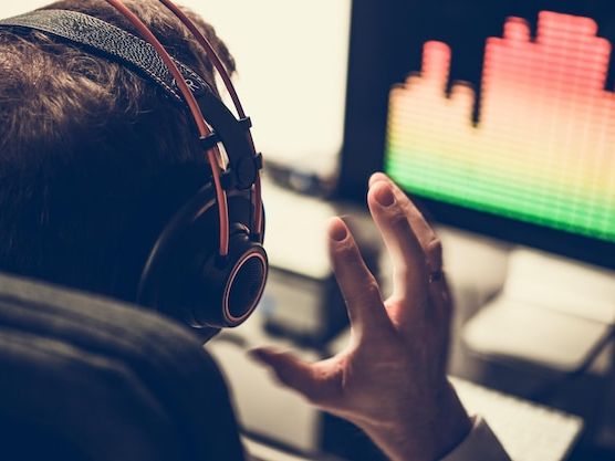 Jak poprawić jakość dźwięku w nagraniach podcastów: Kompletny przewodnik
