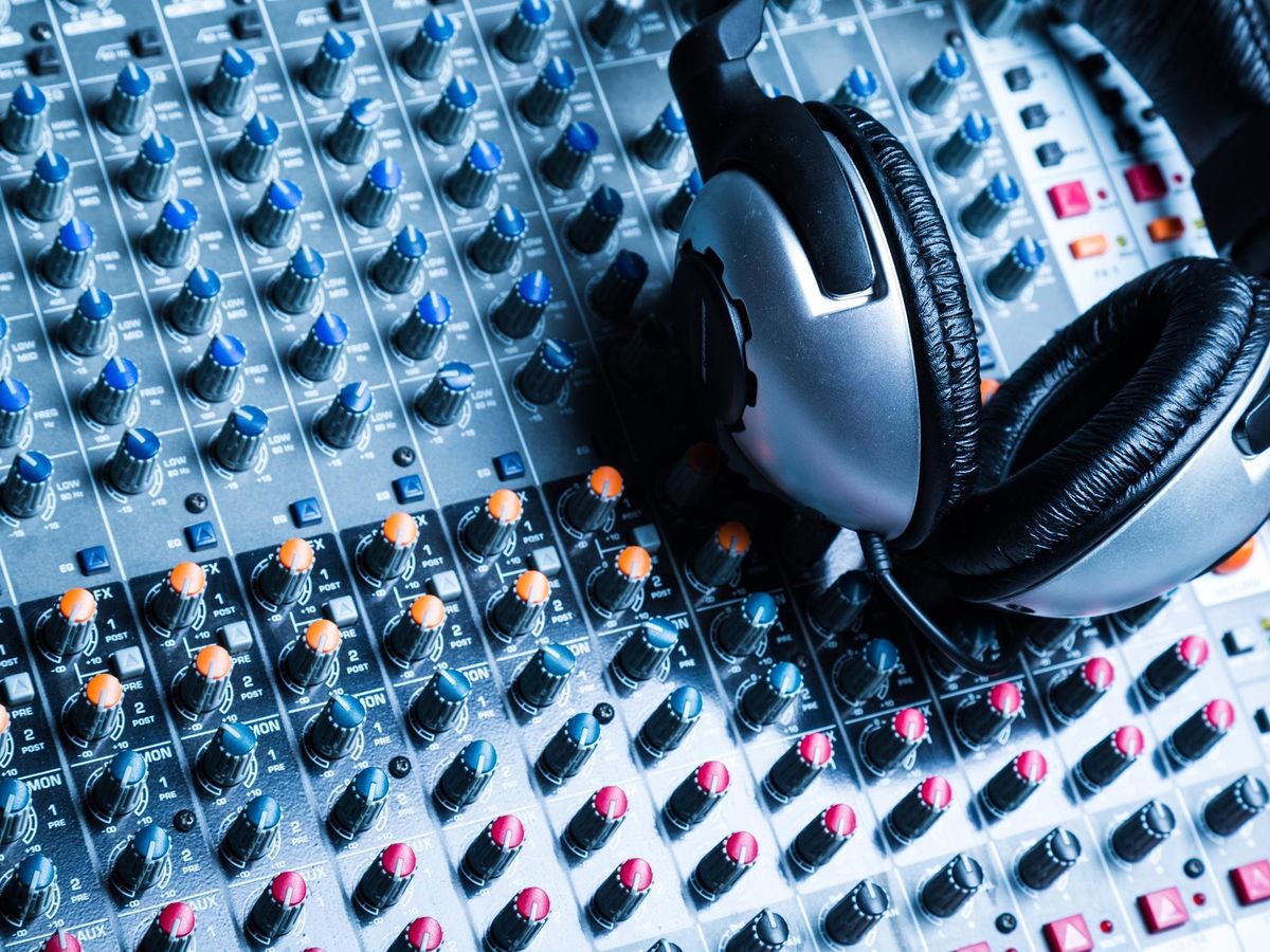 Jak wybrać profesjonalny sprzęt audio do domowego studia nagrań? Kompletny przewodnik