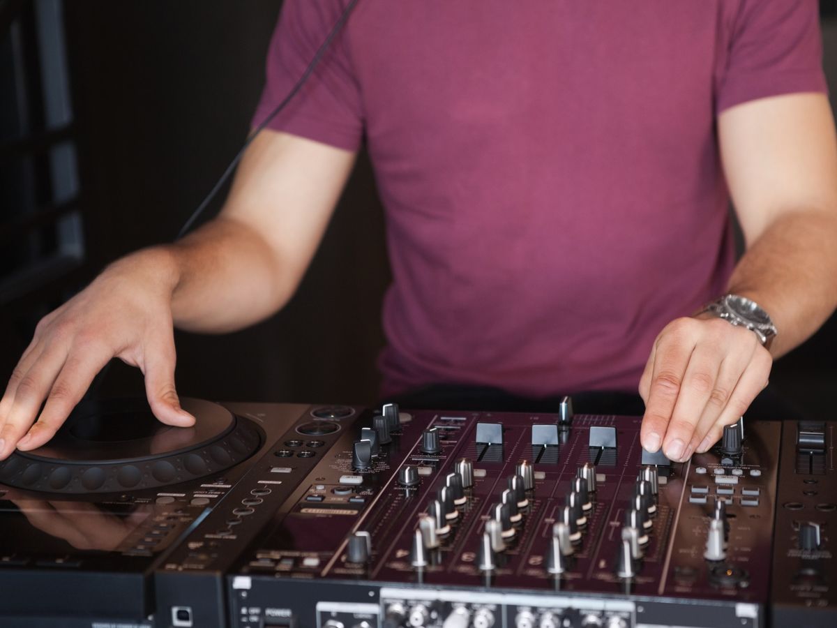 Jak wybrać profesjonalny sprzęt audio do domowego studia nagraniowego? Kompletny przewodnik